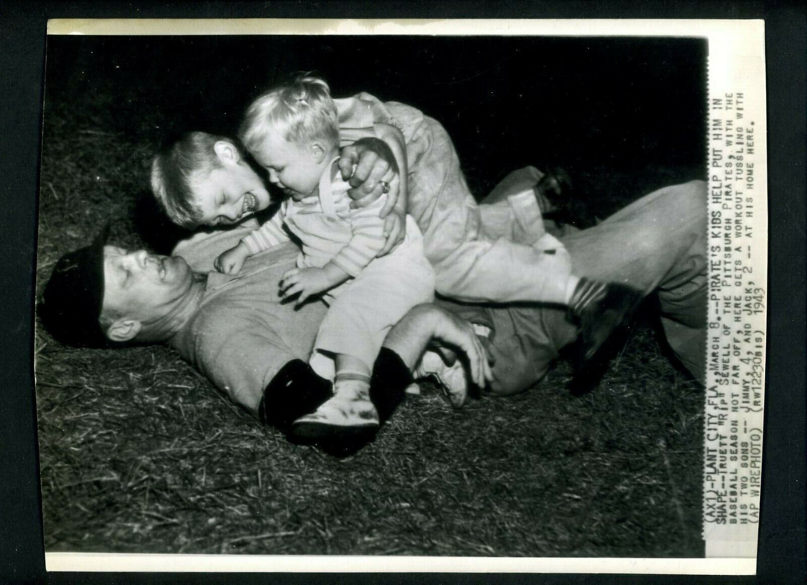 Rip Sewell wrestles with sons Jimmy & Jack 1943 Press Photo Poster painting Pittsburgh Pirates