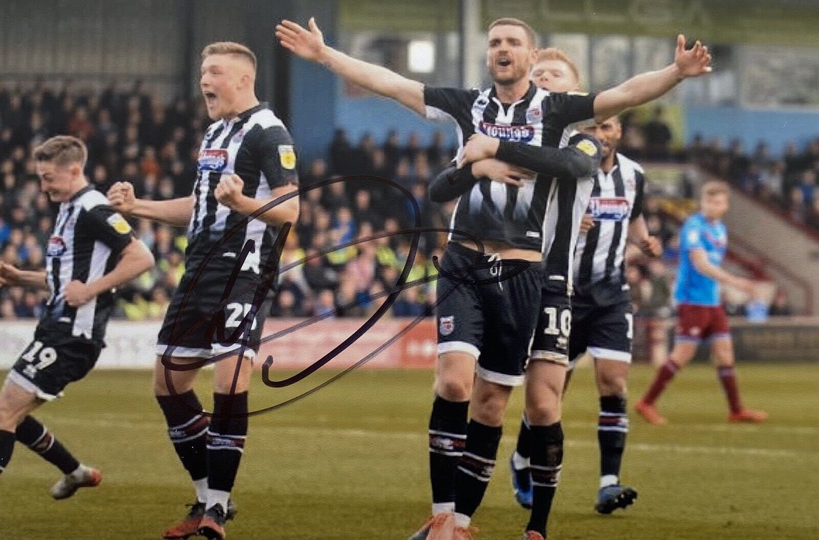 Harry Davis Genuine Hand Signed Grimsby Town 6X4 Photo Poster painting