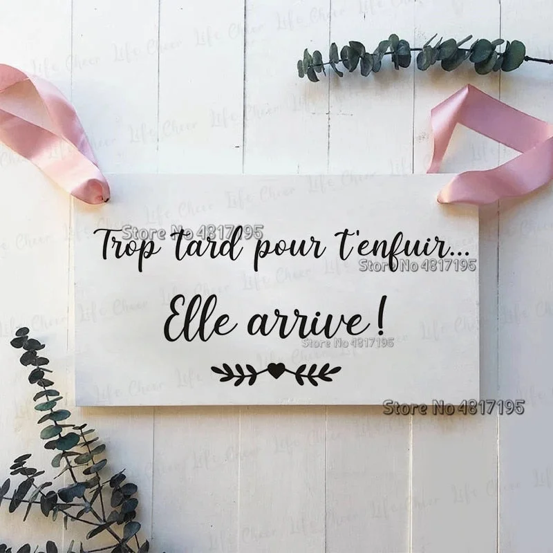 Wedding Ceremony Sign Vinyl Decal Trop tard pour t'enfuir... Elle arrive ! Quote Vinyl Board Sticker Decoration Wedding Art