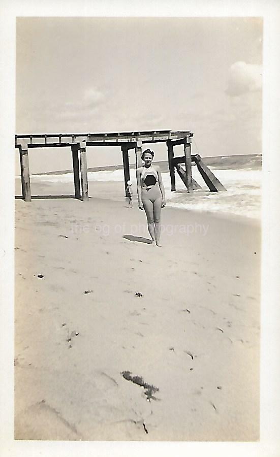 Vintage FOUND Photo Poster paintingGRAPH bw BEACH WOMAN Original Snapshot 19 41 V