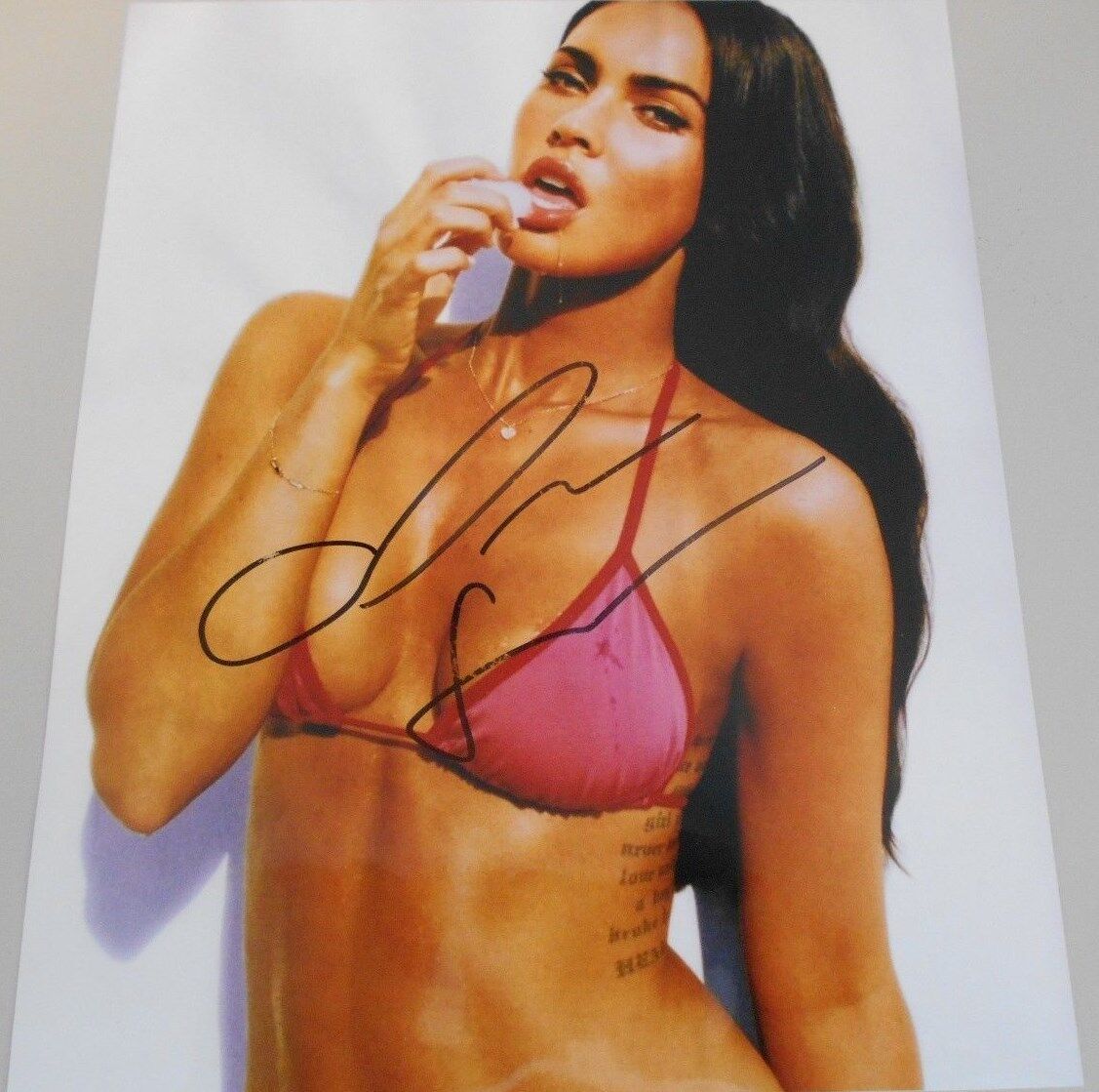 MEGAN FOX SUPER SEXY... ICE HOT ! 8 X 10 GREAT HAND SIGNED AUTOGRAPH