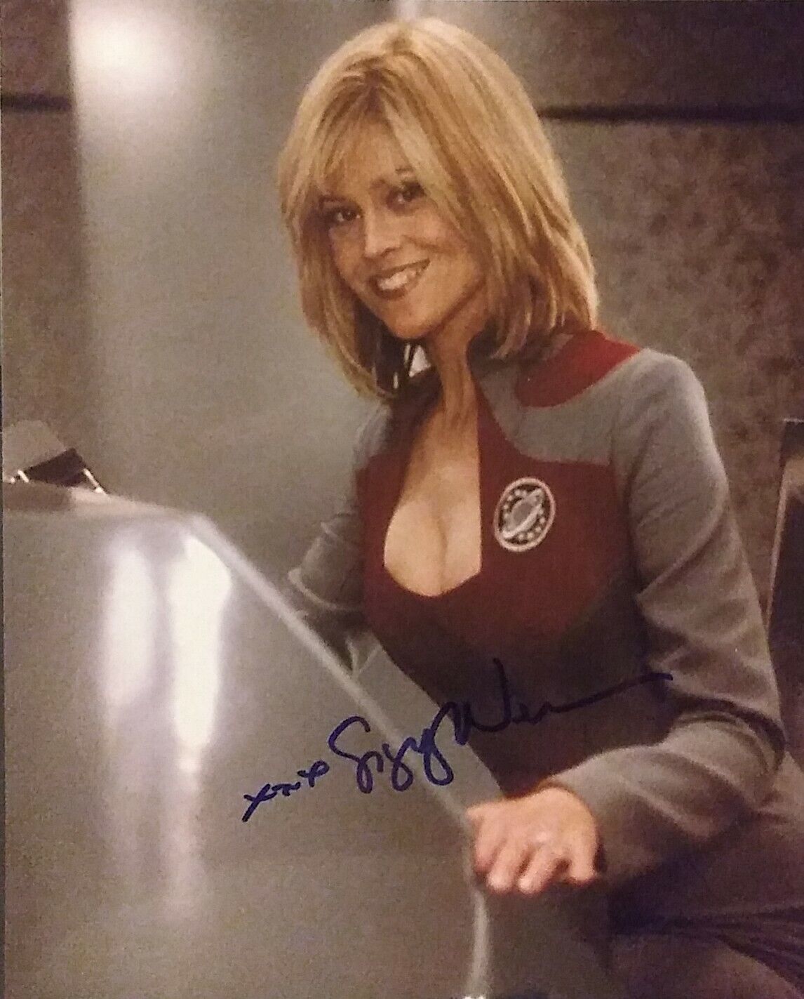 Sigourney Weaver signed 8 x 10