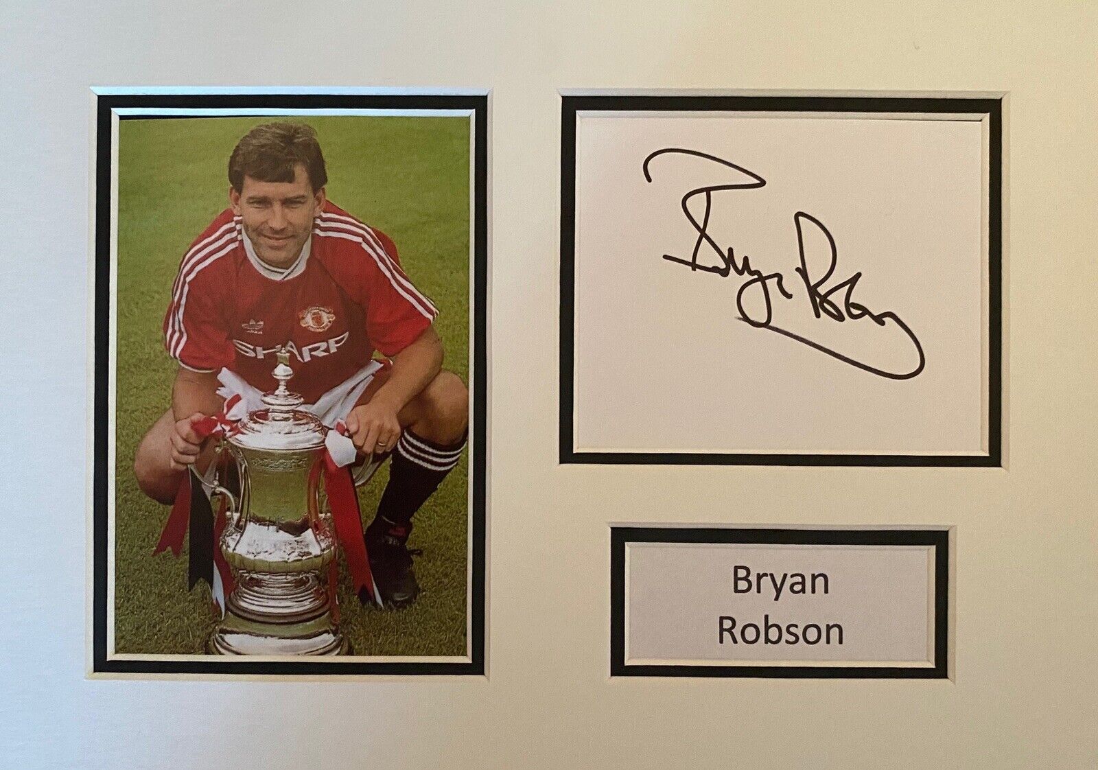 Bryan Robson Genuine Hand Signed A4 Photo Poster painting Display - Manchester United