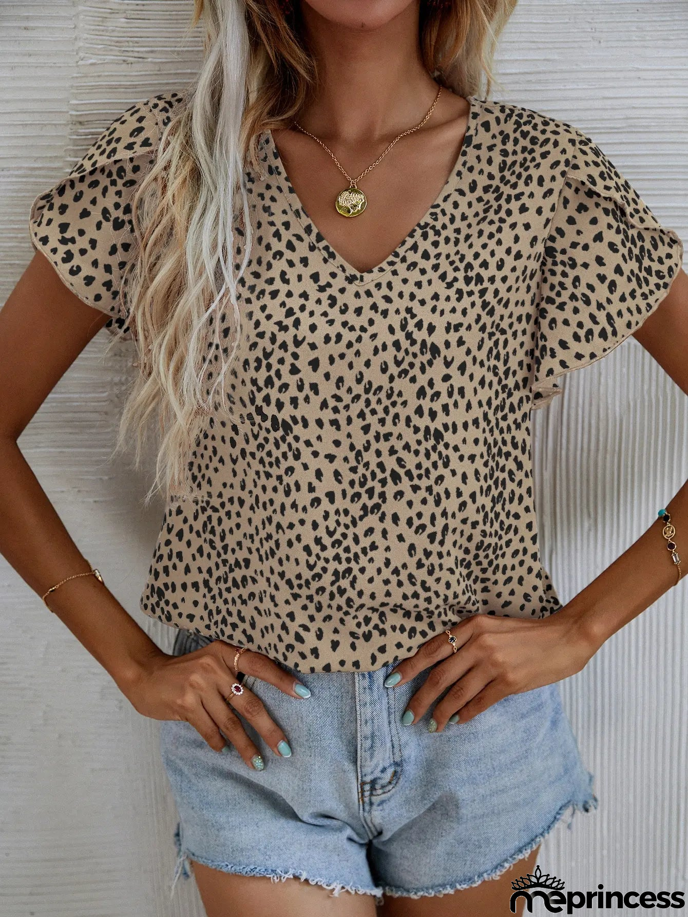 |Short-sleeved summer blouse with slim fit and no collar