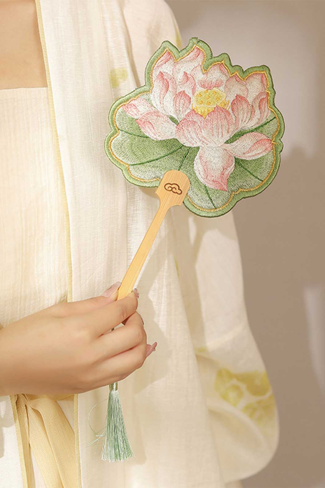 Chinese hand fan tassel embroidery round fan for tang style hanfu Stupa Stones