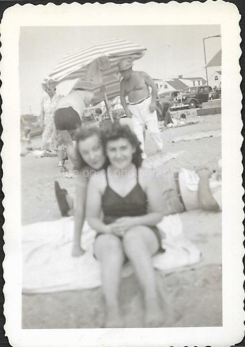 Vintage FOUND Photo Poster paintingGRAPH bw A DAY AT THE BEACH Original Snapshot JD 110 3 C