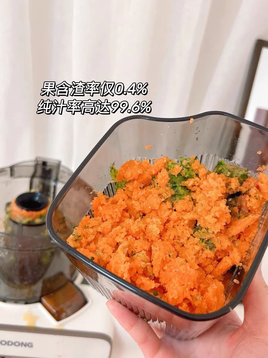 يمكن للعصارة المزودة بفتحة تغذية أوسع بمقدار 12 سم استيعاب قطع أكبر من الطعام، مما يلغي الحاجة إلى تقطيع الفواكه والخضروات، ويمكنها استخلاص العصير بسرعة