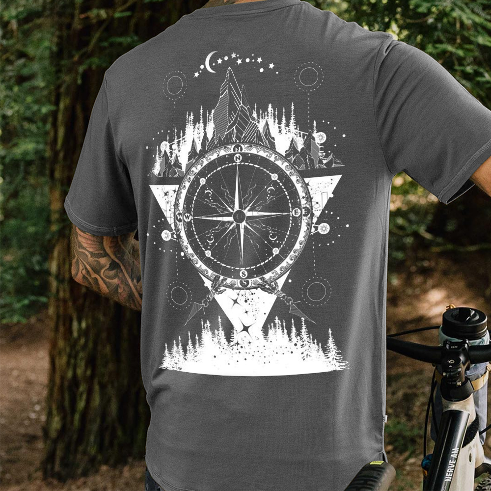 Men's Outdoor Compass Stars Moon Hills Print Casual T-Shirt / TECHWEAR CLUB / Techwear