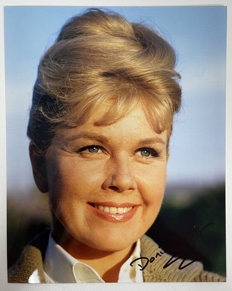 Doris Day (d. 2019) Signed Autographed Glossy 8x10 Photo Poster painting - COA Matching Holograms