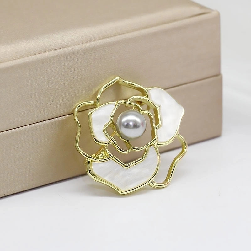 Elegant Glam Pin Geometric Alloy Plating Inlay Artificial Pearls Rhinestones Shell Women’s Brooches