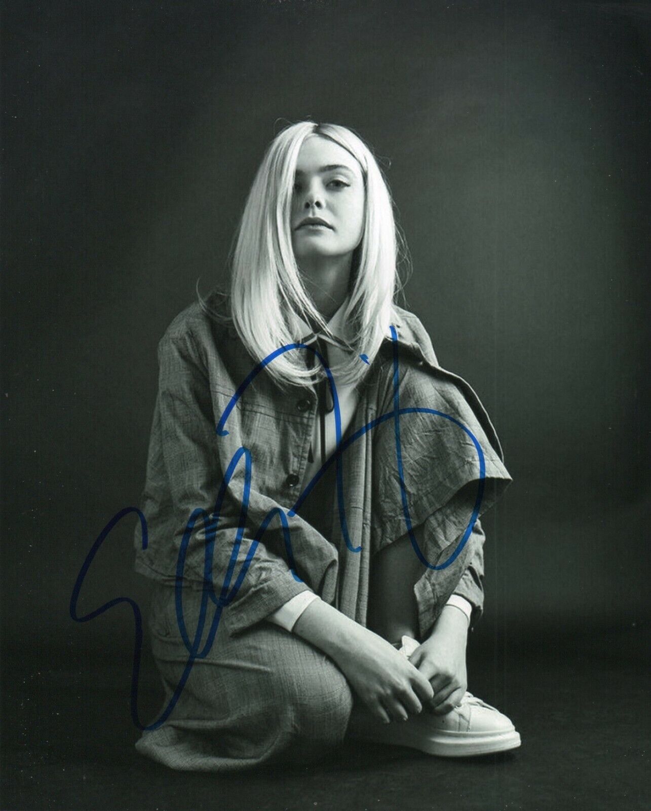 Autographed Elle Fanning signed 8 x 10 Photo Poster painting Really Nice