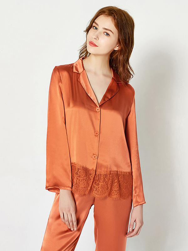 19 MOMME Pyjama en soie orange détail dentelle 1
