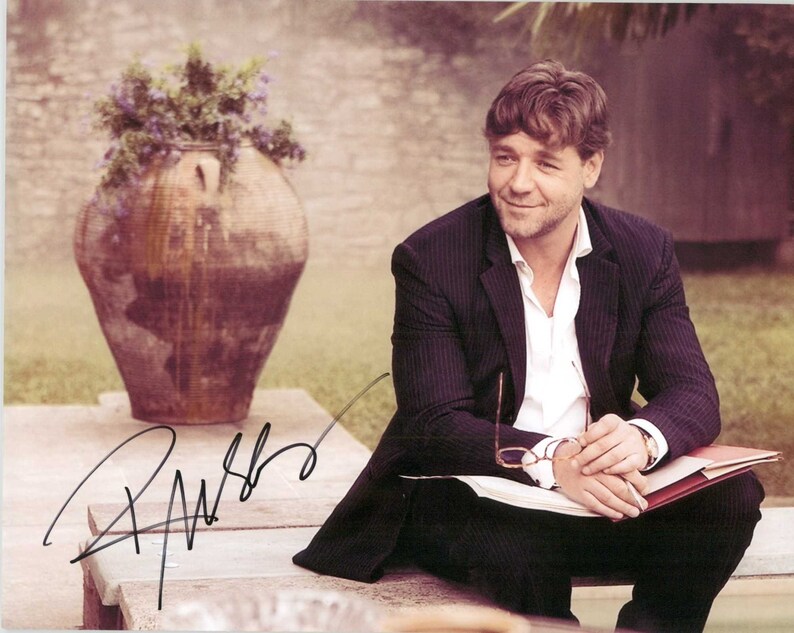 Russell Crowe Signed Autographed Glossy 8x10 Photo Poster painting - COA Matching Holograms