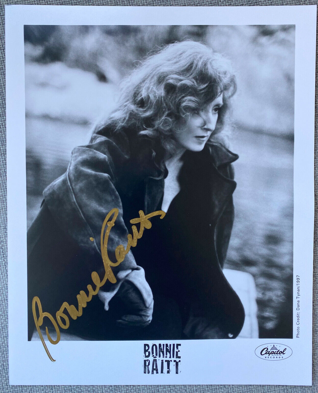 Bonnie Raitt Signed B&W Capital Records 8x10 Promo Photo Poster painting - Authentic, Rare