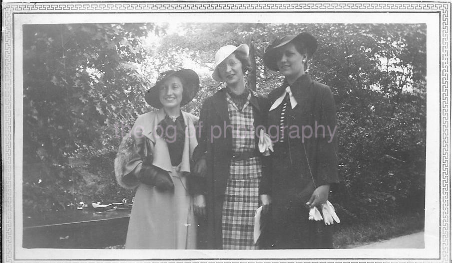 Vintage FOUND FASHION Photo Poster paintingGRAPH bwOriginal WOMEN Portrait 05 11