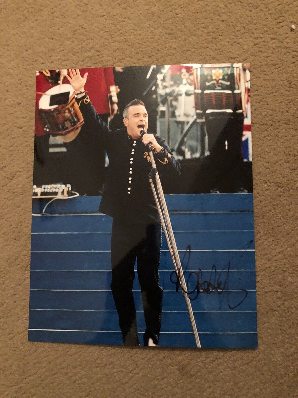 ROBBIE WILLIAMS (SINGER) PRESIGNED Photo Poster painting- 10x8”