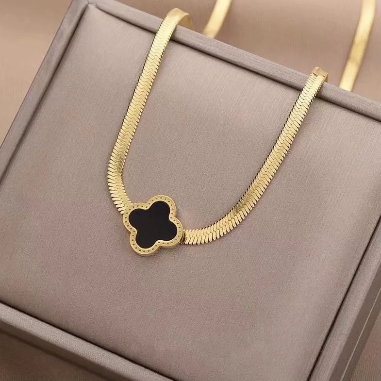 Four-leaf clover flat necklace