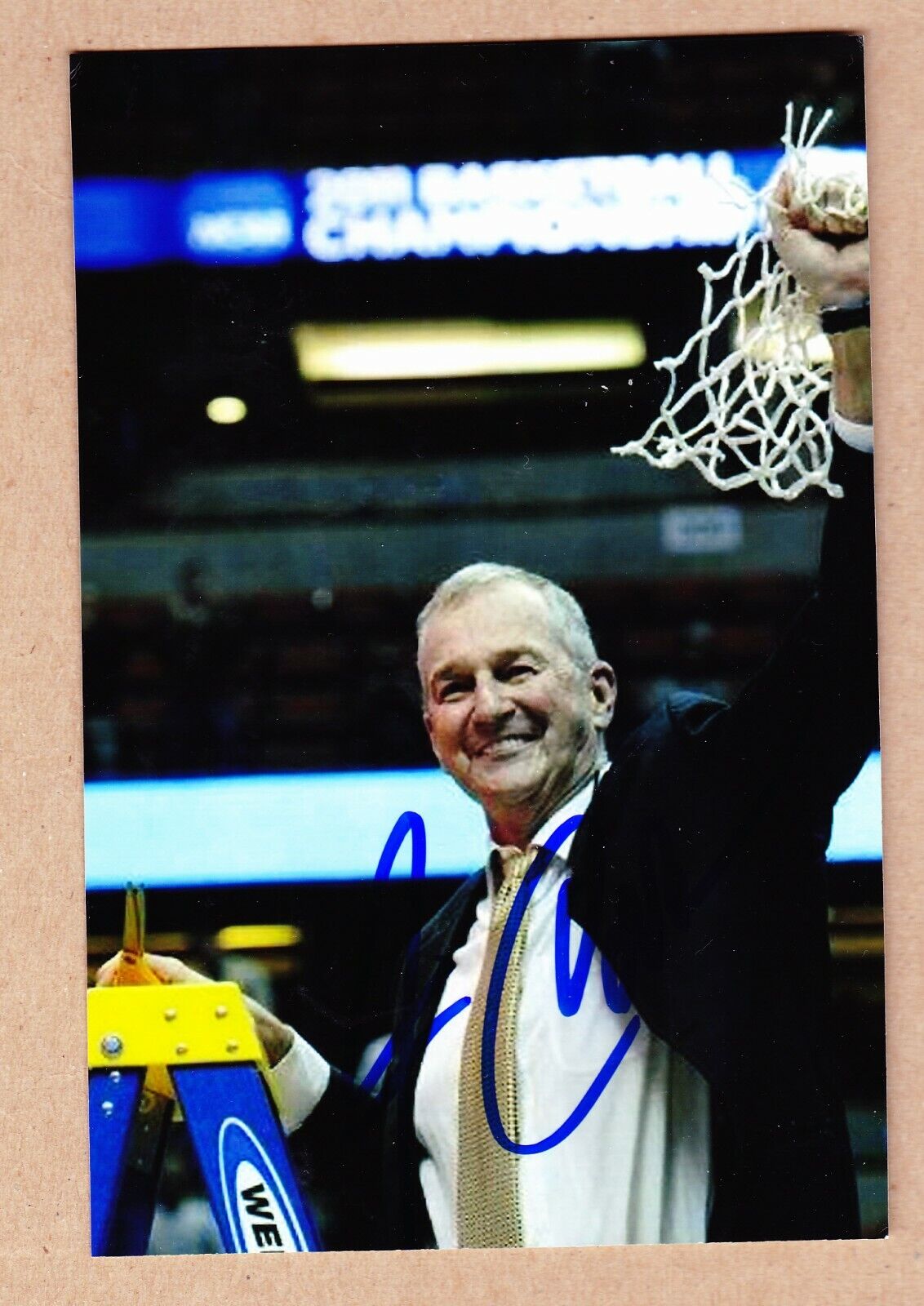 Jim Calhoun signed 4x6 Connecticut Huskies NCAA Championship Photo Poster painting