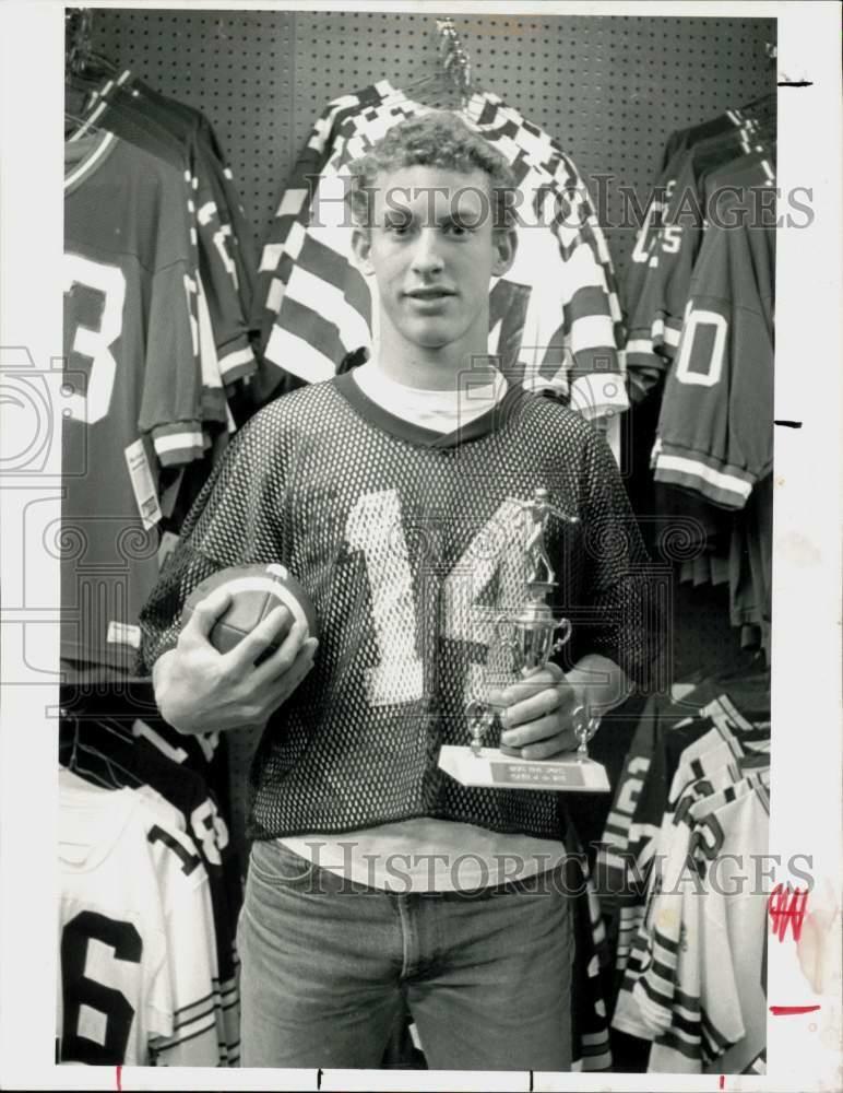 Press Photo Poster painting Football player Tom Young holds a ball and a trophy - ctga12325