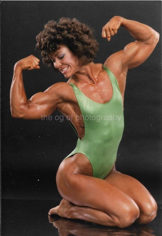 FEMALE BODYBUILDER 80's 90's FOUND Photo Poster painting Color MUSCLE WOMAN Original EN 22 40 K