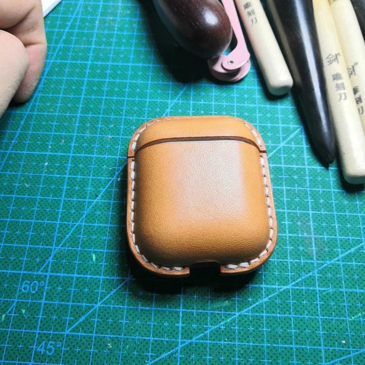 Handmade vegetable tanned leather AirPods protective shell using the first layer of cowhide