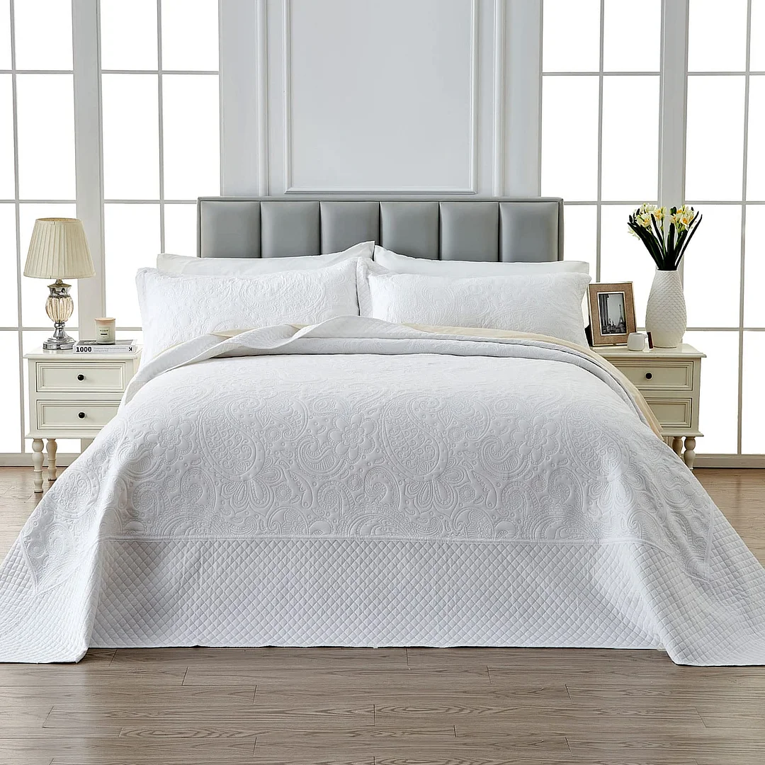 Qucover California King Bedspread, Soft Microfiber Oversized Bedspreads Paisley Pattern, Reversible Lightweight Oversized Cal King Quilt 118x106