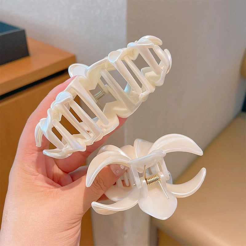 Women’s Vacation Minimalist Flower Plastic Hair Claws