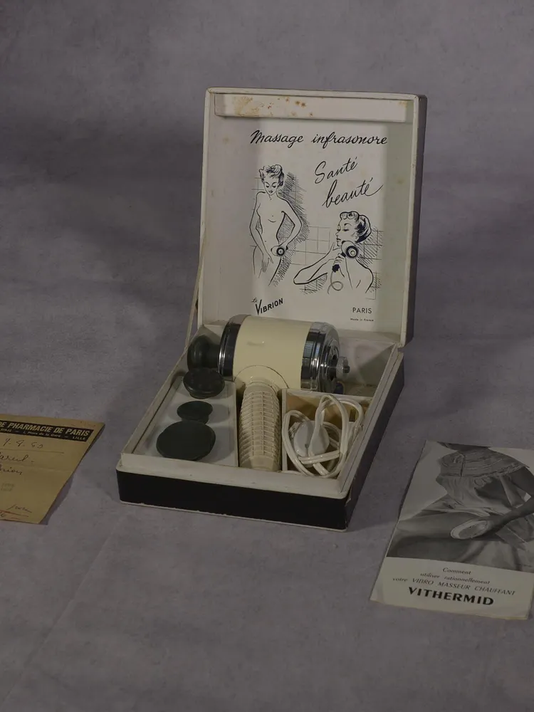 pornhint Pornhint Coffret complet avec ancien appareil de massage infrasonore LE VIBRION 1960s bullet vibrators