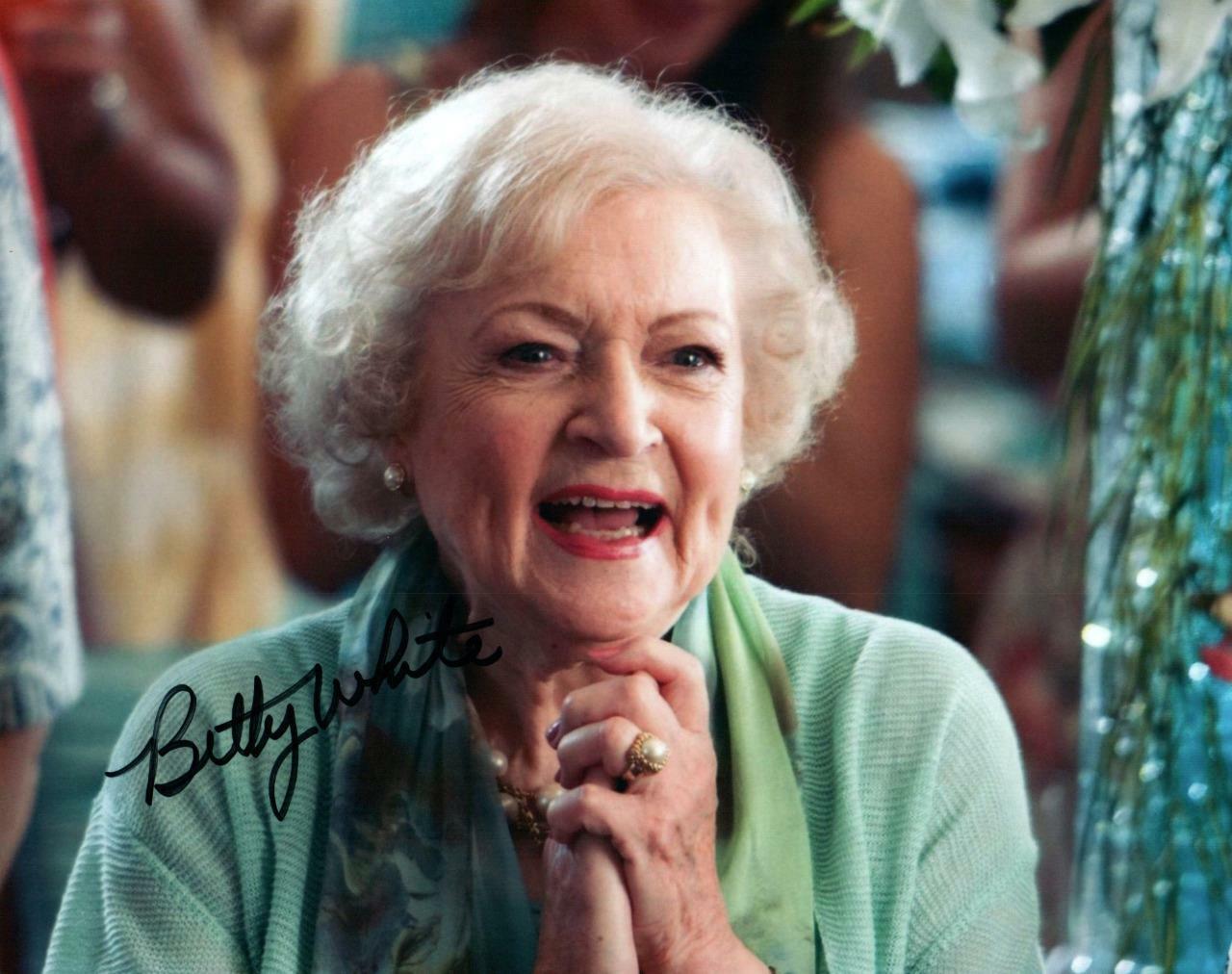 Betty White signed 8x10 Photo Poster painting Pic autographed Picture with COA