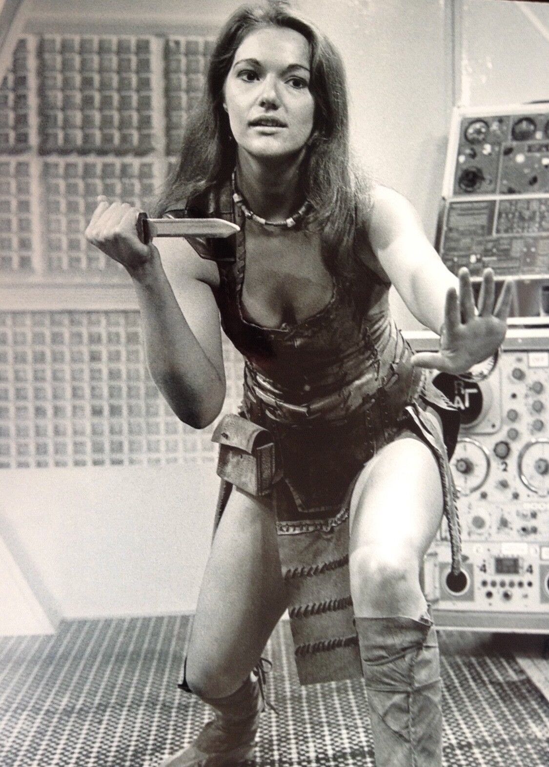 LOUISE JAMESON ( 5 ) - DR WHO ACTRESS - EXCELLENT UNSIGNED Photo Poster paintingGRAPH