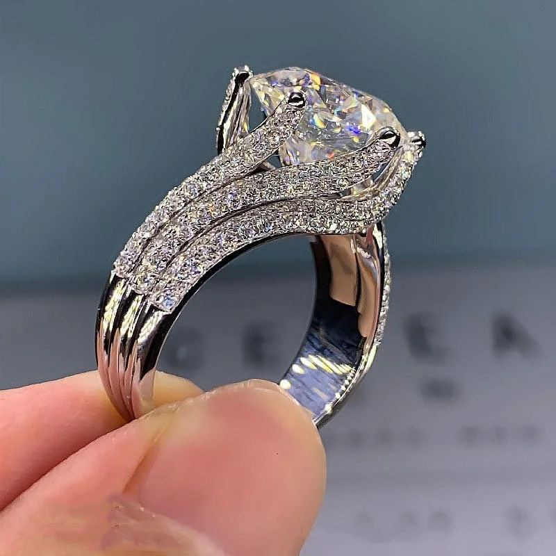Sparkling Twisted Metal Inlaid White Zircon Ring for Women's Daily Wear To Receptions