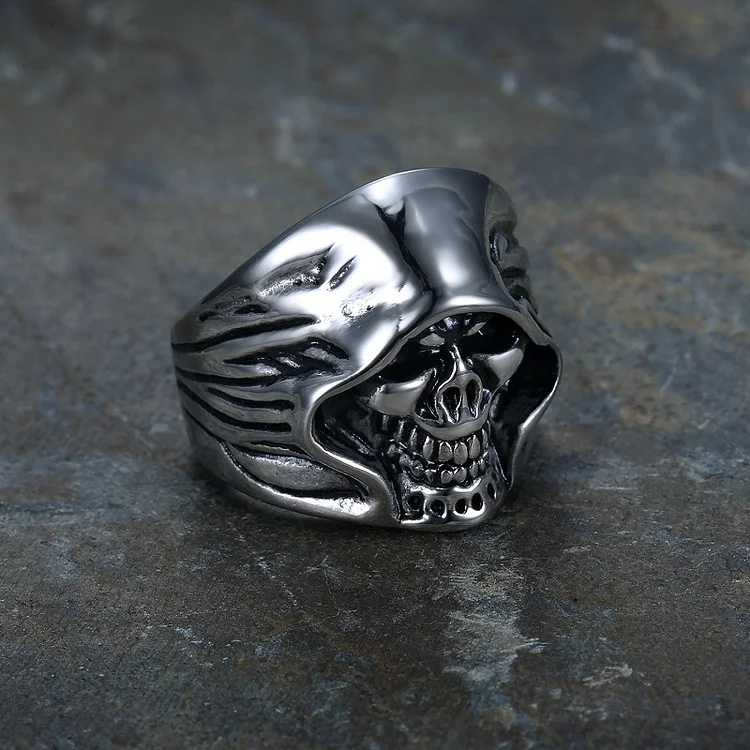 Death has arrived, the skull ring