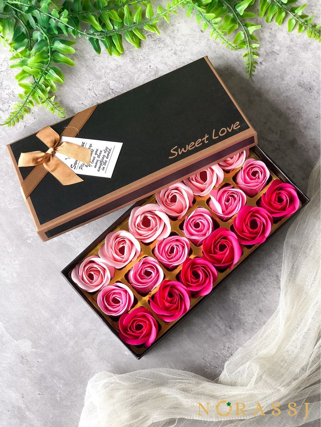 Valentine's Day Flower Delivery Gift Box Artificial Rose Flower(Random colors)