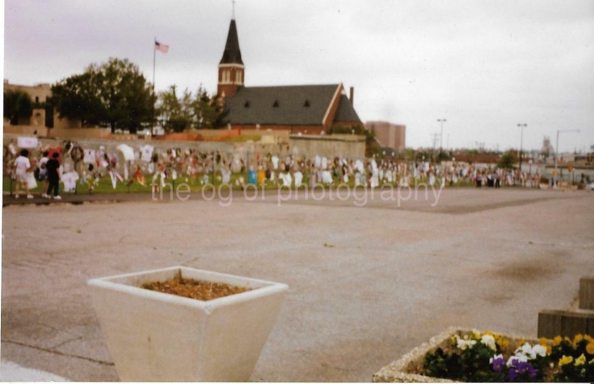 OKLAHOMA CITY BOMBING Roadside Memorial For Those Lost FOUND Photo Poster painting 012 5 I