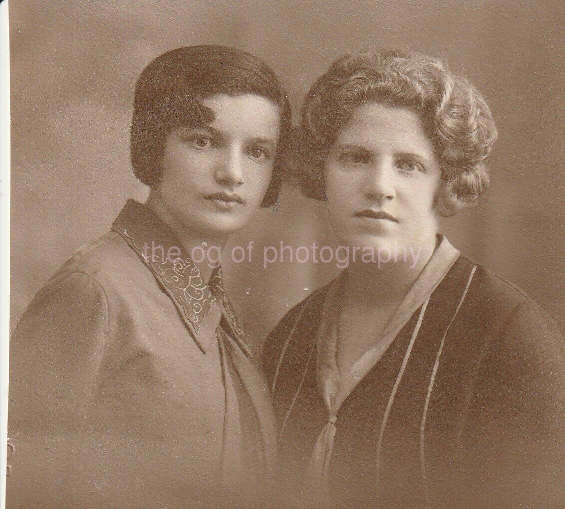 PORTRAIT OF TWO WOMEN Vintage FOUND Photo Poster paintingGRAPH bwOriginal 92 10 D