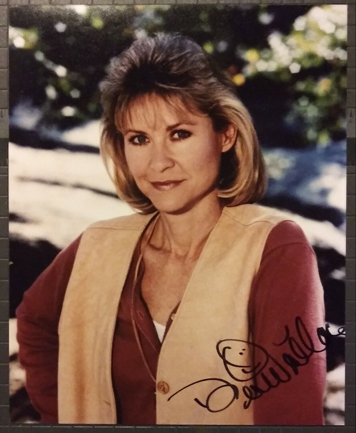 Dee Wallace signed 8x10