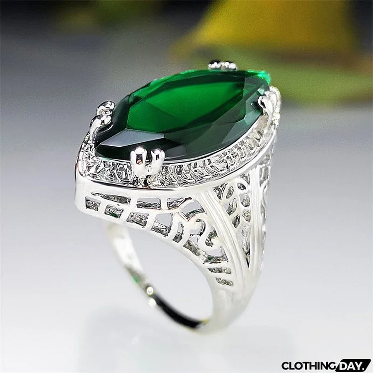 Gorgeous Emerald Hollow-out Carved Horse Eye Women's Ring