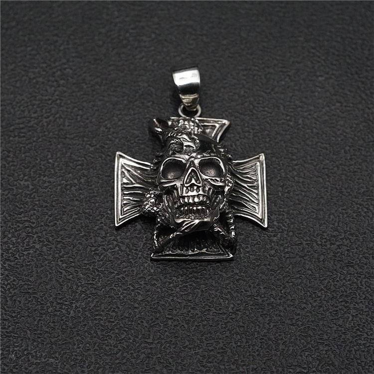 Skull cross vintage pendant