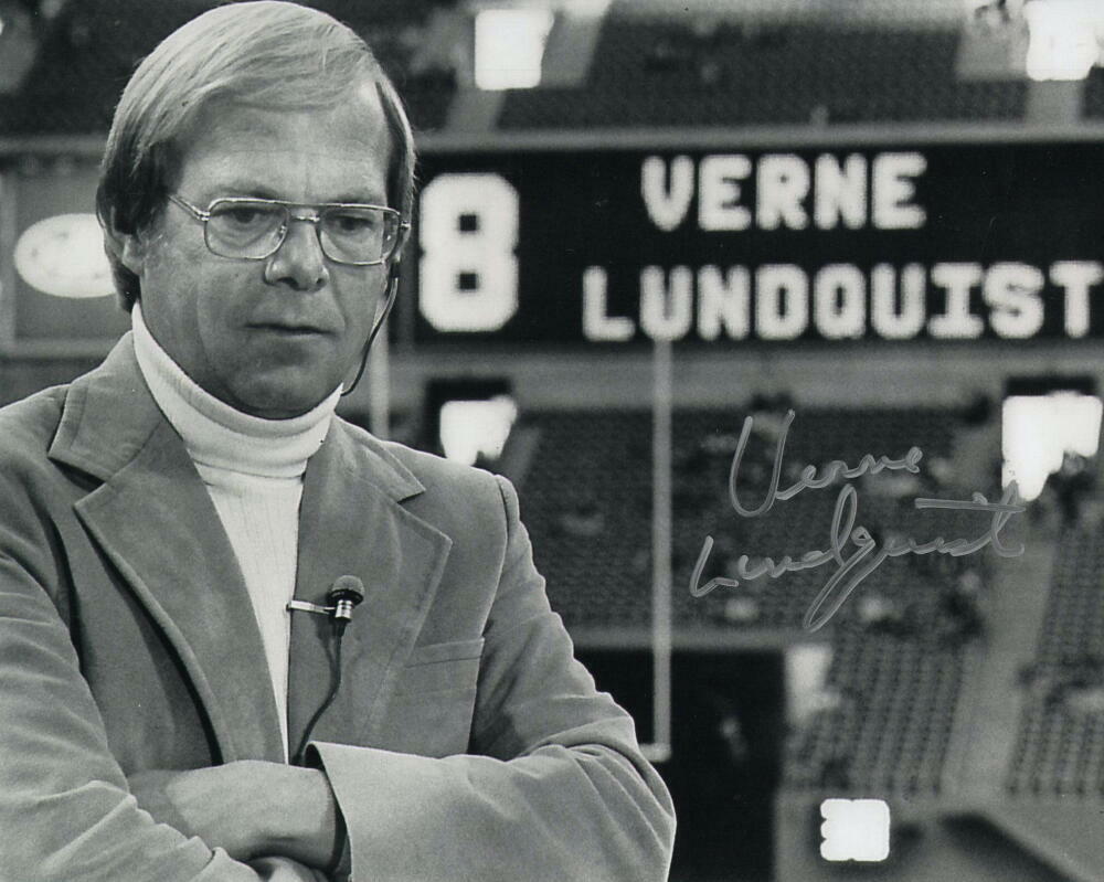 VERNE LUNDQUIST SIGNED AUTOGRAPH 8X10 Photo Poster painting - LEGENDARY ANNOUNCER HAPPY GILMORE.