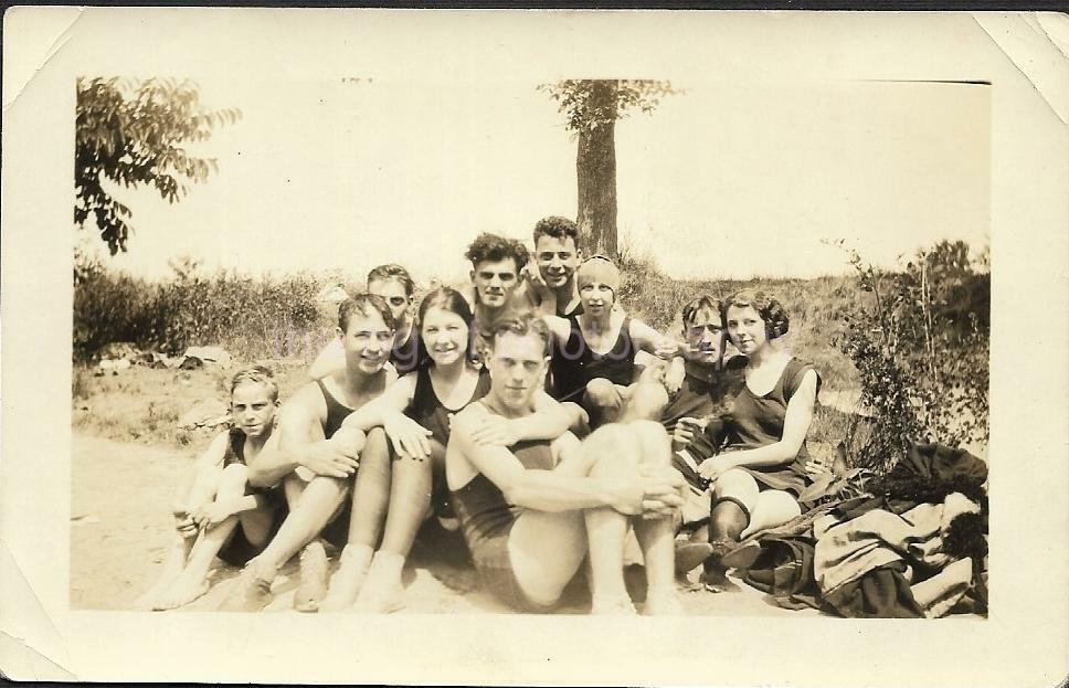 Found ANTIQUE SUMMER PORTRAIT bw FOUND FAMILY Photo Poster painting Original VINTAGE JD 110 9 R