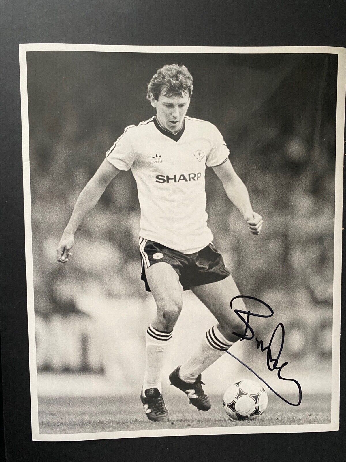 BRYAN ROBSON - MANCHESTER UNITED LEGEND - BRILLIANT SIGNED B/W Photo Poster paintingGRAPH