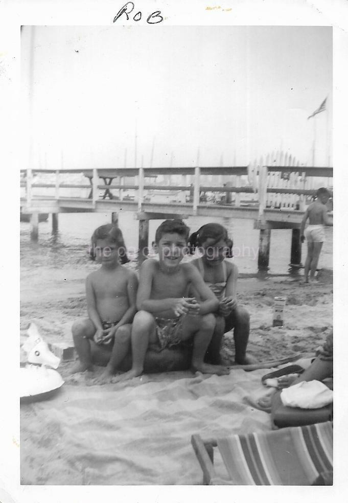 Vintage FOUND Photo Poster paintingGRAPH B&W 40′s 50′s Snapshot A DAY AT THE BEACH 21 56 U