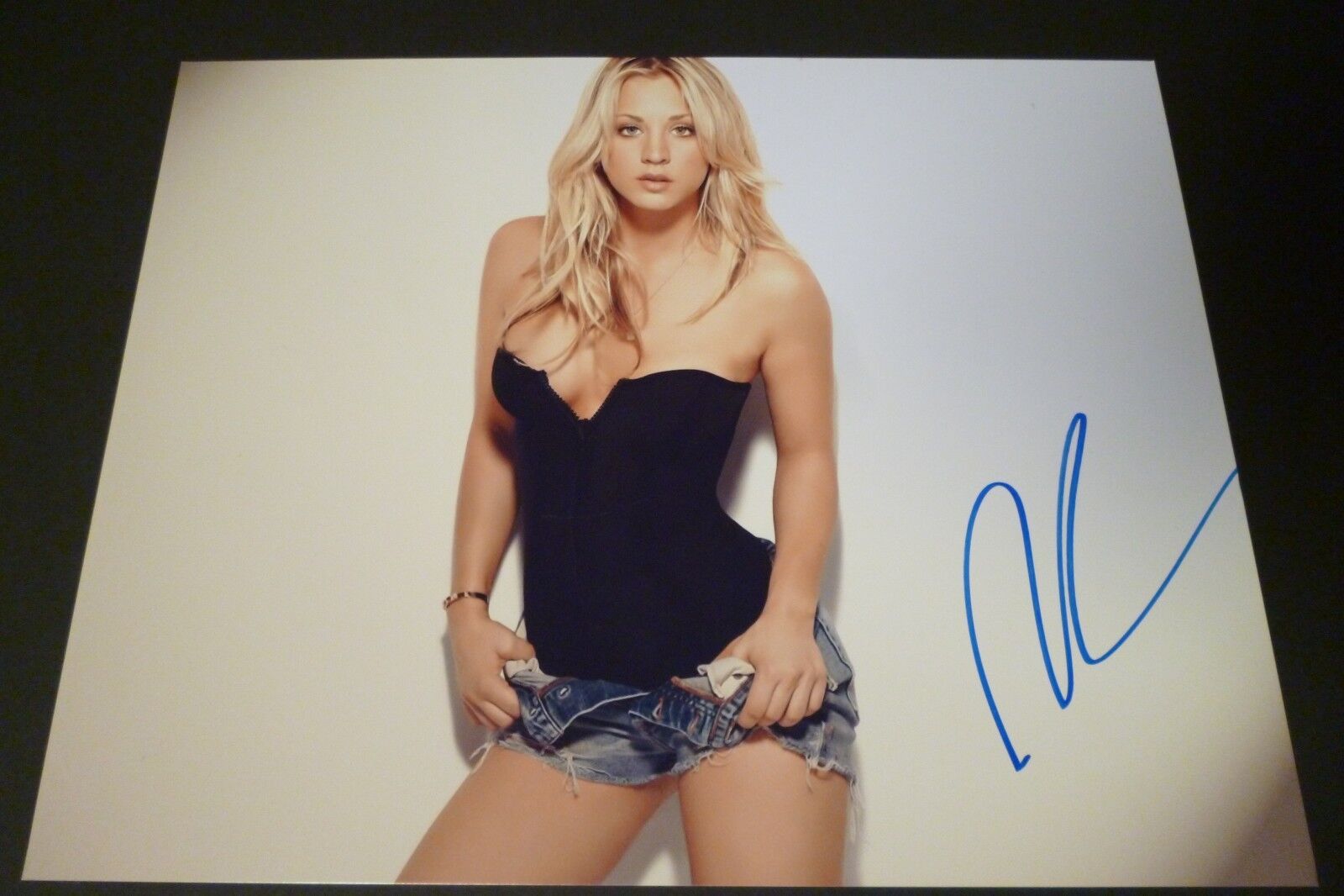 KALEY CUOCO Authentic Hand-Signed Big Bang Theory SEXY