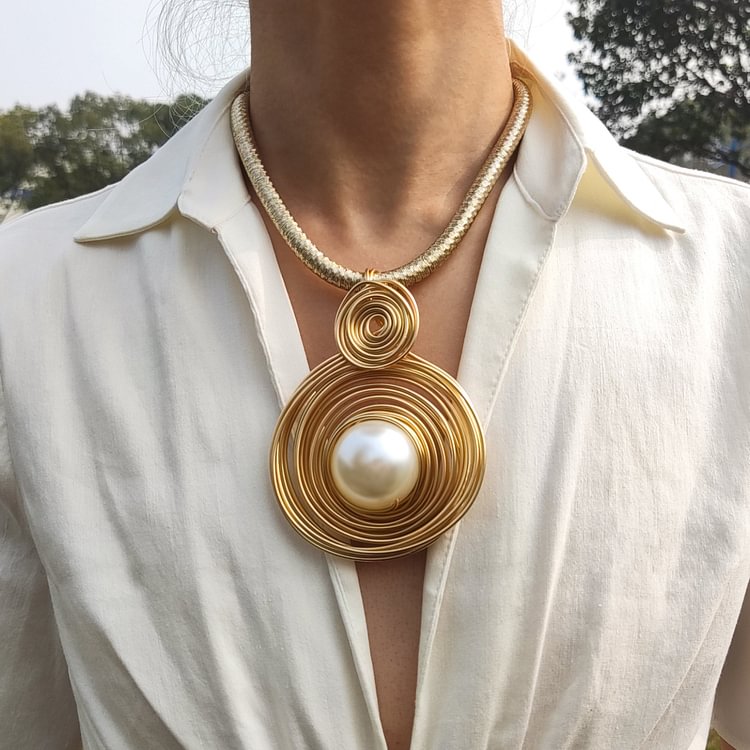 Gold and white pearl round large necklace