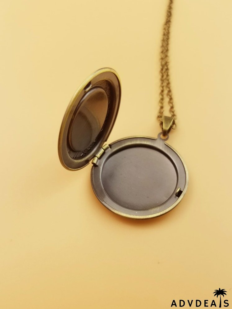 Graphic Detail Round Charm Necklace