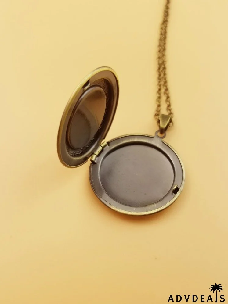 Graphic Detail Round Charm Necklace