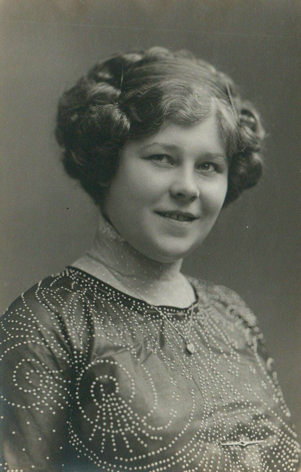 Antique Young Beautiful Girl Posing RPPC Real Photo Poster painting Postcard Ludwig Gutmann Wien