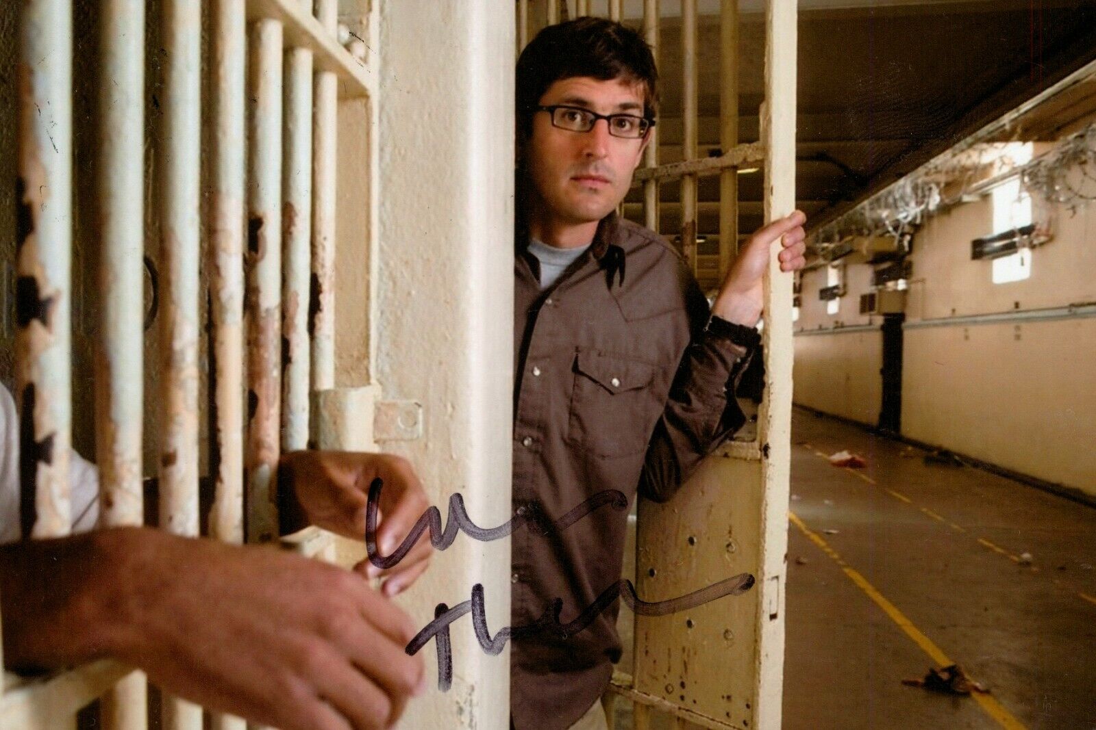 Louis Theroux Signed 6x4 Photo Poster painting Weird World Documentary Film Maker Autograph +COA