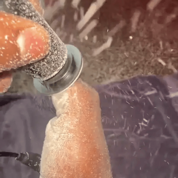 人们坐在木甲板上检查自己的赤脚。