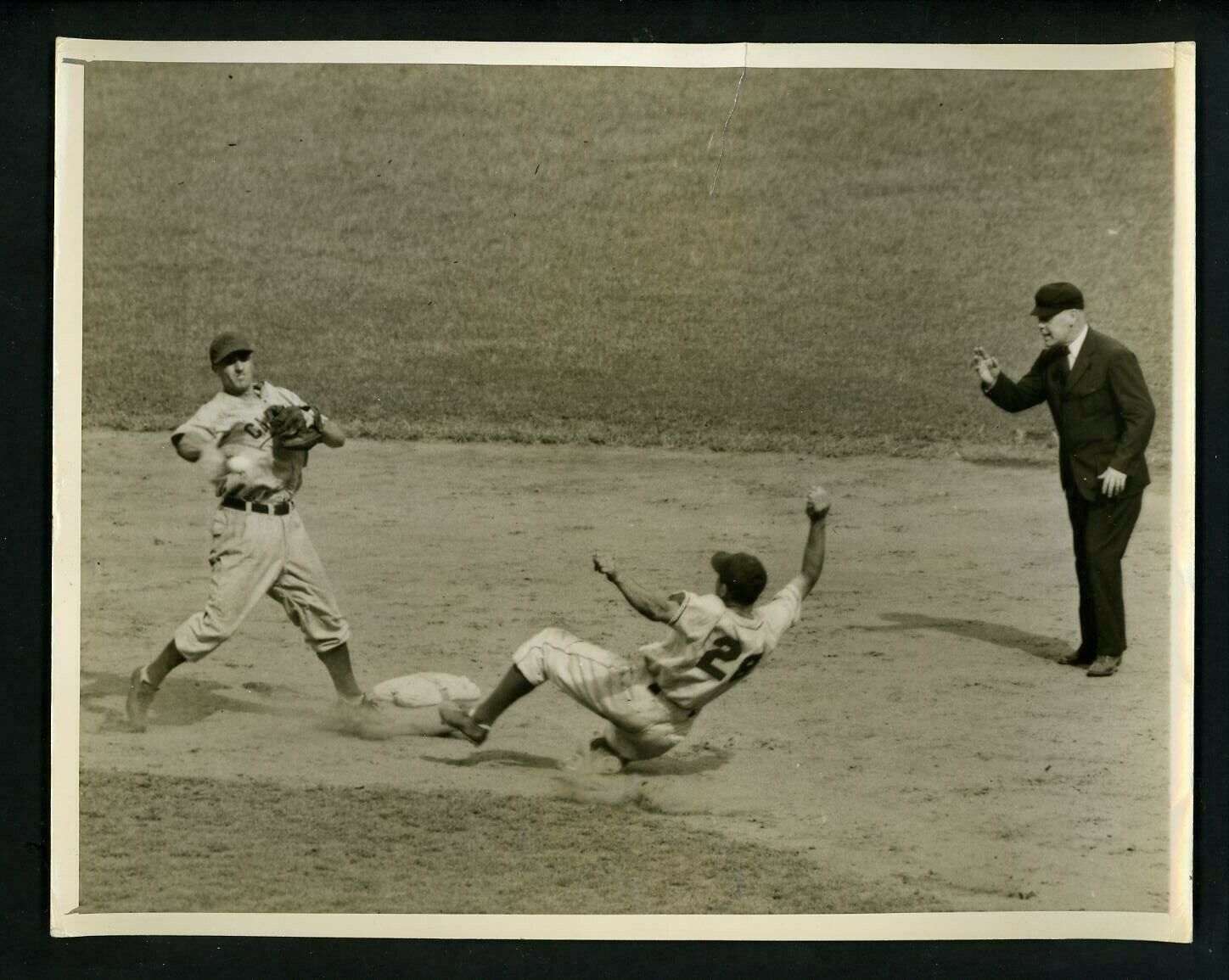 Lenny Merullo & Joe Orengo 1943 Press Photo Poster painting Chicago Cubs New York Giants